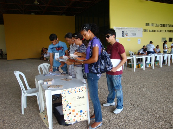 Turma da UFMA de Imperatriz, interior do Maranhão inaugura a barraquinha Rumos. Repare na mala da mochileira acomodada entre os cartazes